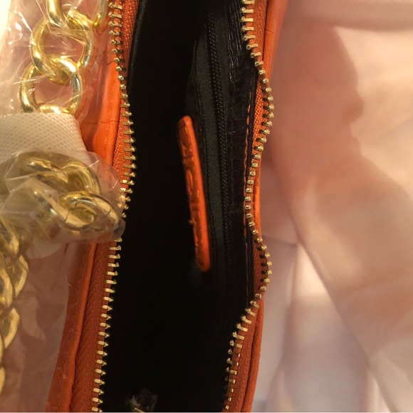 Aqua shoulder bag in orange the bag can also be worn as a crossbody. - Picture 7 of 7